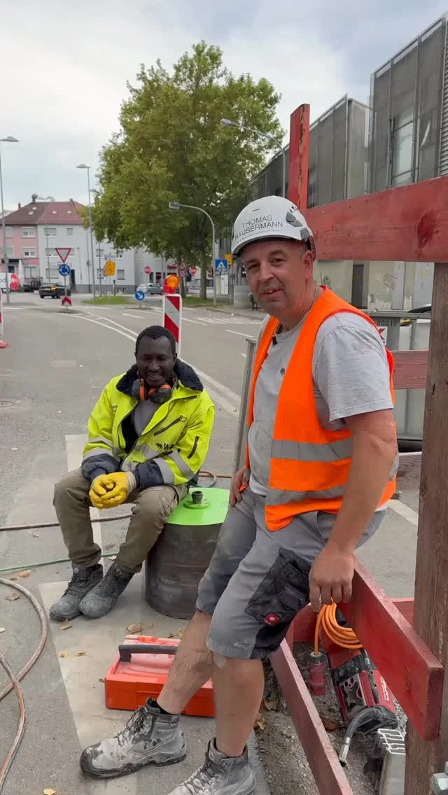 📍Heilbronn bekommt Fernwärme und wir sind mittendrin!

💪 Wir bohren und sägen uns durch massiven Beton, damit die Zukunft durch die Leitungen fließen kann.

🔧 Präzision, Power und echtes Handwerk, dafür stehen wir!

🔥 Fernwärme für Heilbronn? Läuft.

#baustelle #bohren #sägen #heilbronn